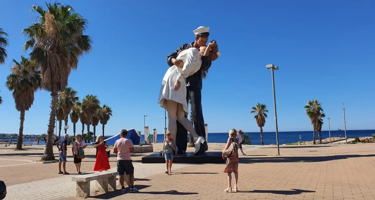 Tidei tenta di sparigliare le carte: «La statua del bacio a S. Marinella in segno di continuità e Piendibene è un compagno di squadra»