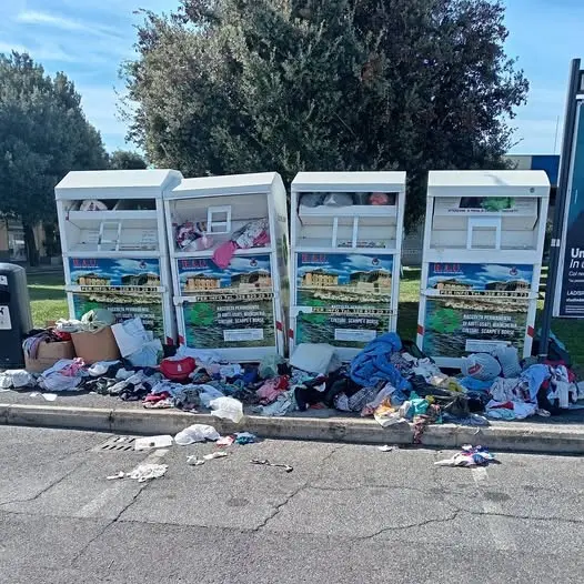 Container di abiti usati sempre più nel mirino degli “sporcaccioni”