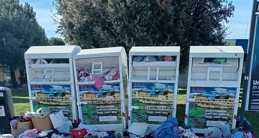 Container di abiti usati sempre più nel mirino degli “sporcaccioni”