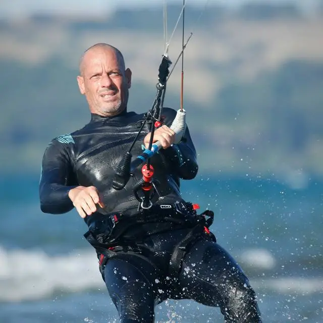 Kitesurfer ferito da un elicottero, ufficiale condannato dopo 8 anni
