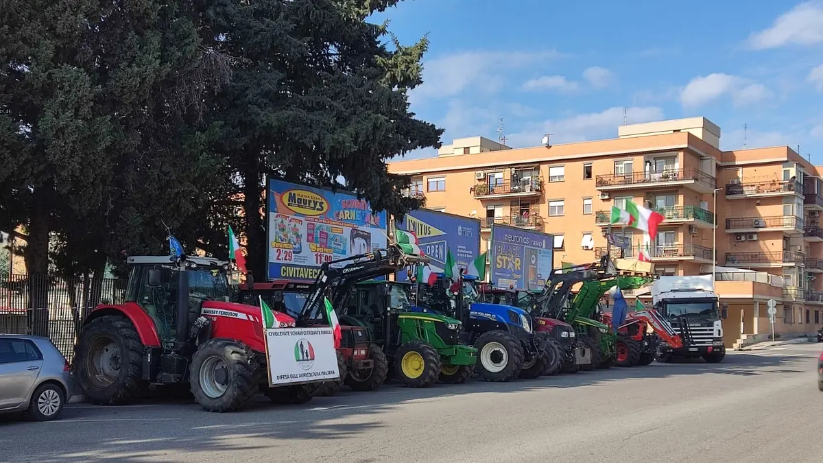 La protesta dei trattori arriva a Civitavecchia