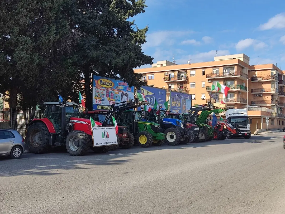 La protesta dei trattori arriva a Civitavecchia