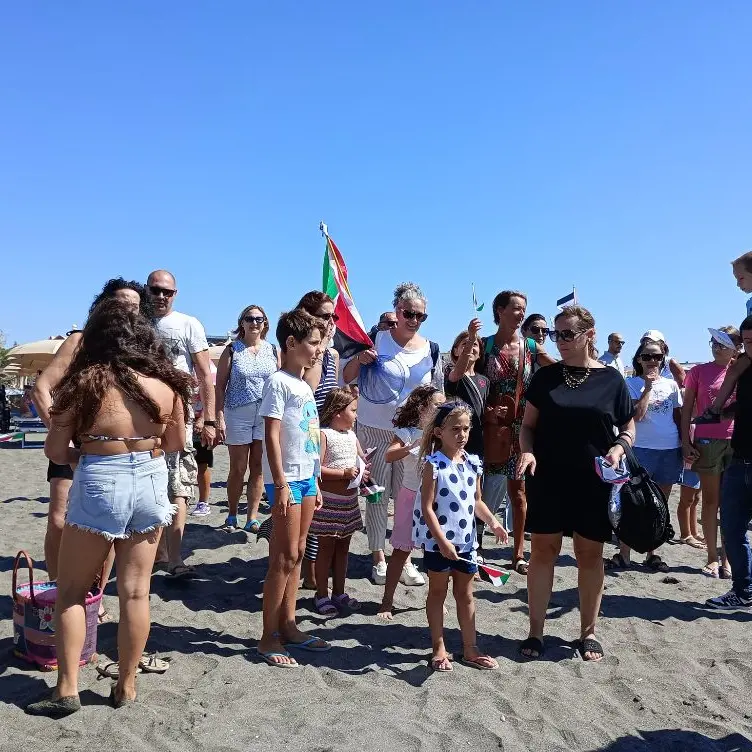 Da Montalto a Gaza: barchette di carta in mare per lanciare un messaggio di pace
