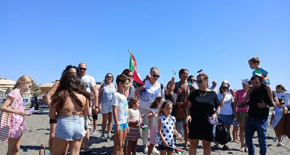Da Montalto a Gaza: barchette di carta in mare per lanciare un messaggio di pace