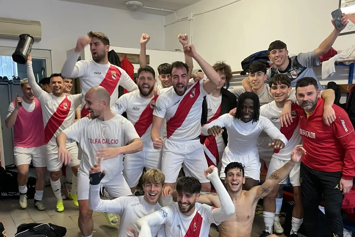 La foto post vittoria dei biancorossi