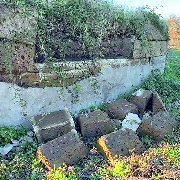 Crollo di tufi alla Tomba Grande del sito storico-archeologico di Pian della Conserva