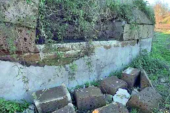 Crollo di tufi alla Tomba Grande del sito storico-archeologico di Pian della Conserva
