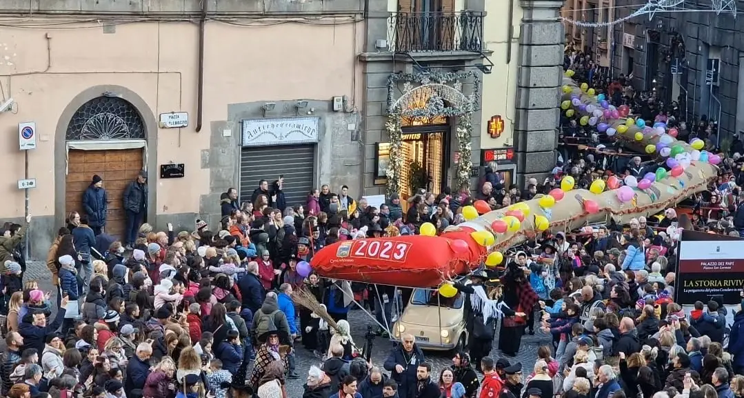 Calza più lunga del mondo, si cercano ancora befane