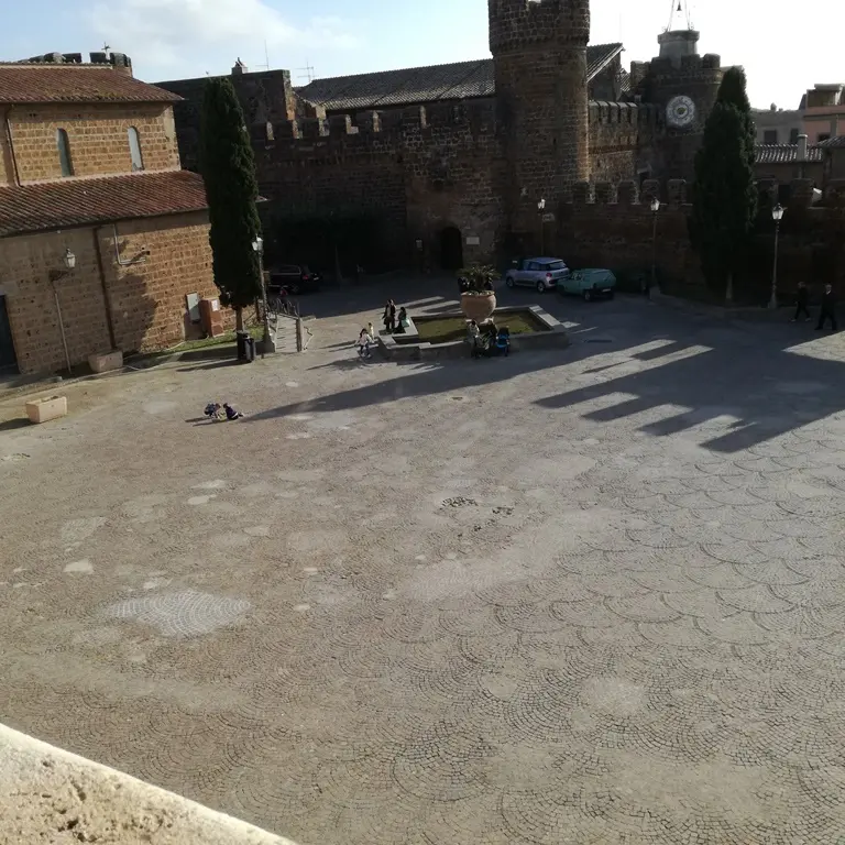 Calcinacci abbandonati davanti al Museo: denunciato