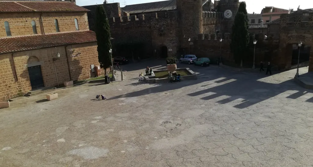 Calcinacci abbandonati davanti al Museo: denunciato