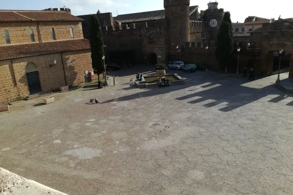 Calcinacci abbandonati davanti al Museo: denunciato