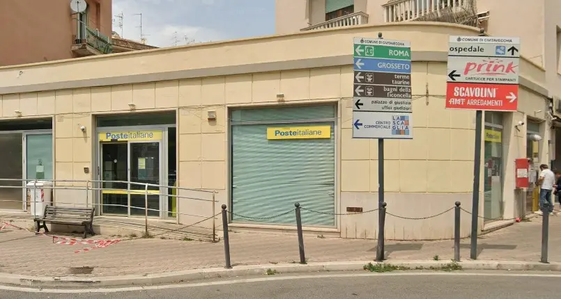 Largo D’Ardia, extracomunitario dà in escandescenza nell’ufficio postale: bloccato grazie all’intervento di tre militari