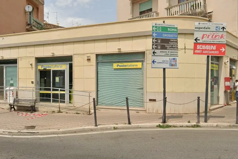 Largo D’Ardia, extracomunitario dà in escandescenza nell’ufficio postale: bloccato grazie all’intervento di tre militari