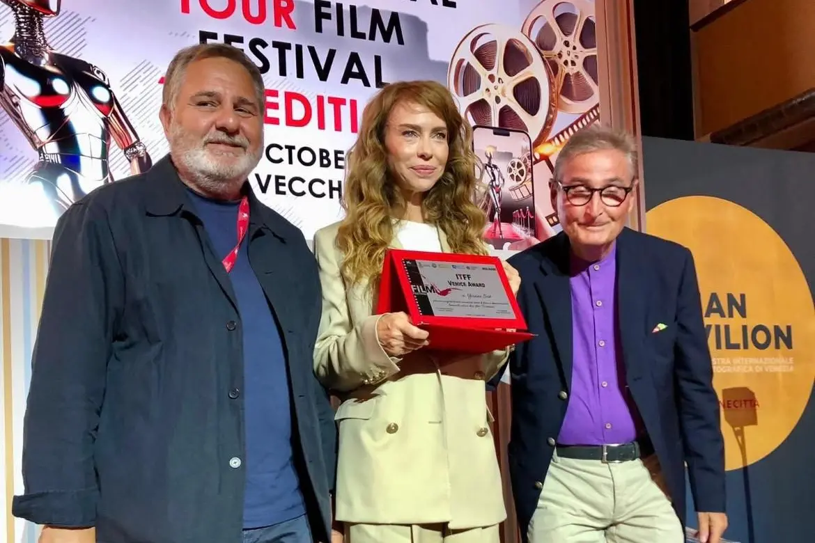 da sx Antonio Flamini Direttore Artistico ITFF Ivonne Sci\\u00F2 con il Venice ITFF Award e il Presidente Piero Pacchiarotti all\\'Italian Pavilion di Venezia