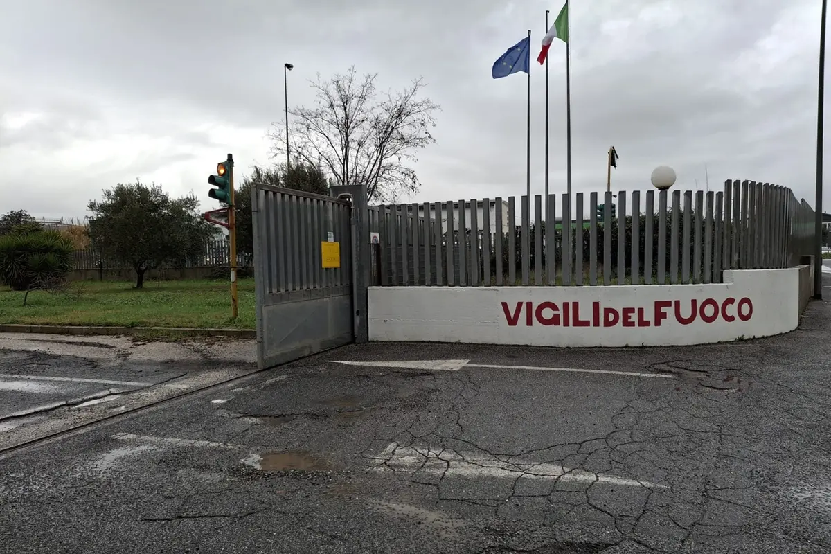 Cancello della caserma ko da un mese, «nessun intervento di riparazione»