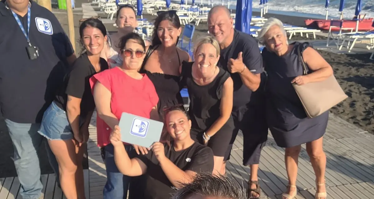 La spiaggia inclusiva “apre” anche alle persone sorde