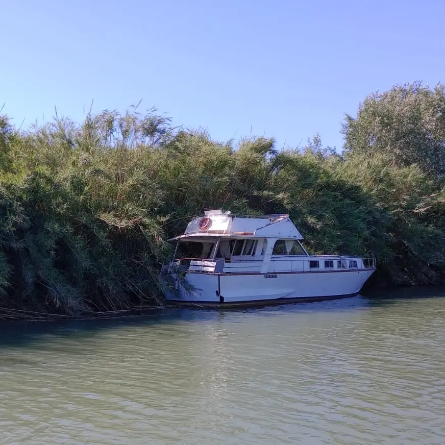 “Pericolo sul Tevere, imbarcazione abbandonata minaccia la navigazione”