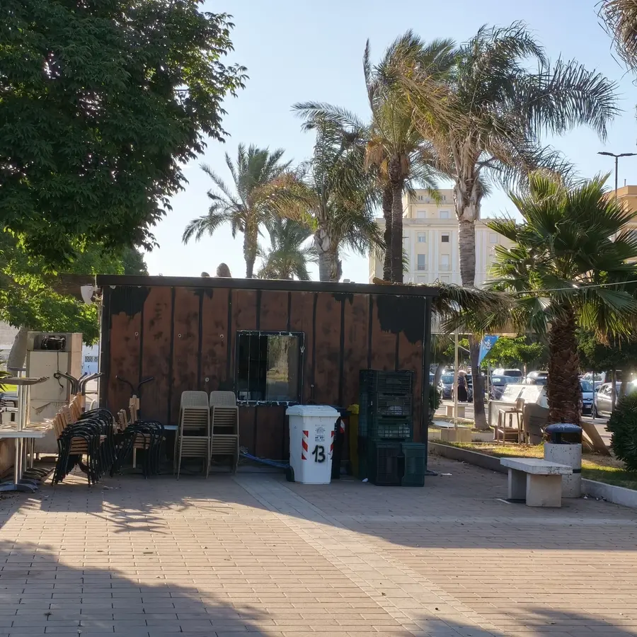 Esposto contro il chiosco sul lungomare: «È una bruttura, va rimosso»