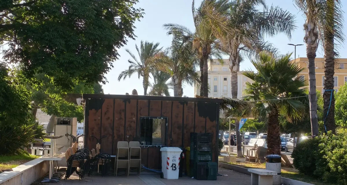 Esposto contro il chiosco sul lungomare: «È una bruttura, va rimosso»