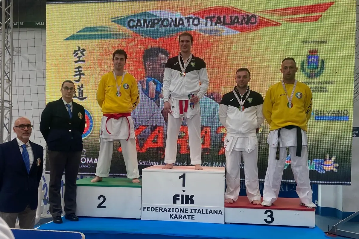 Il podio di Mattia Bonomi, medaglia d\\u2019argento nella classe kumite Seniores