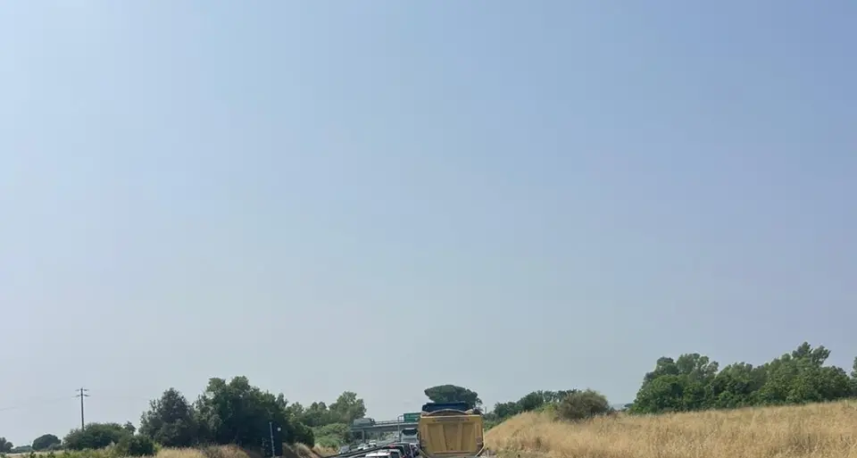 Spot in strada e un cavo elettrico sganciato: l’A12 si blocca
