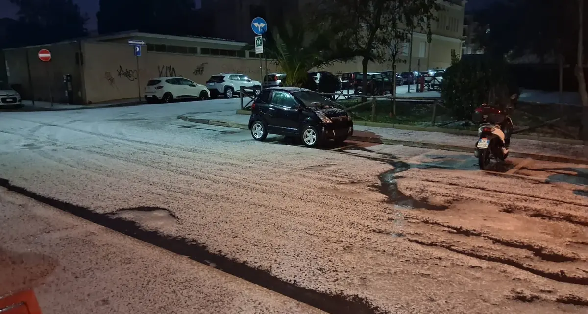 Civitavecchia si sveglia imbiancata