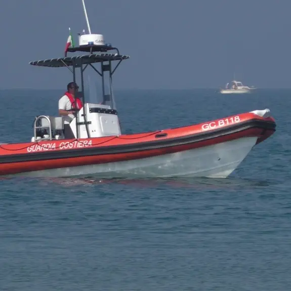 Lancia pietre alla Capitaneria, pescatore multato e denunciato a Ladispoli