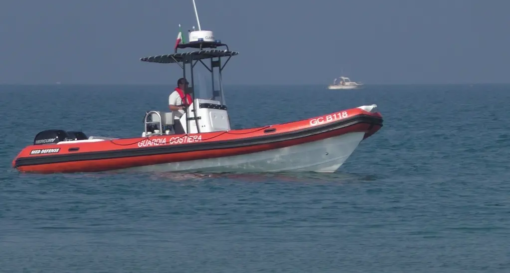 Lancia pietre alla Capitaneria, pescatore multato e denunciato a Ladispoli