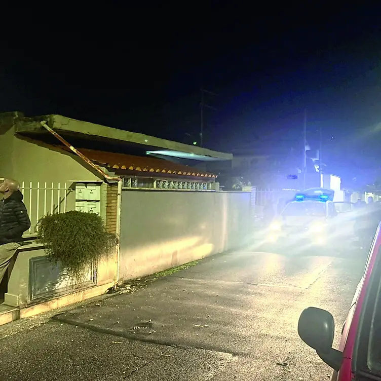 Fiumicino, tre bombe carta in poche ore: allarme in via Magro