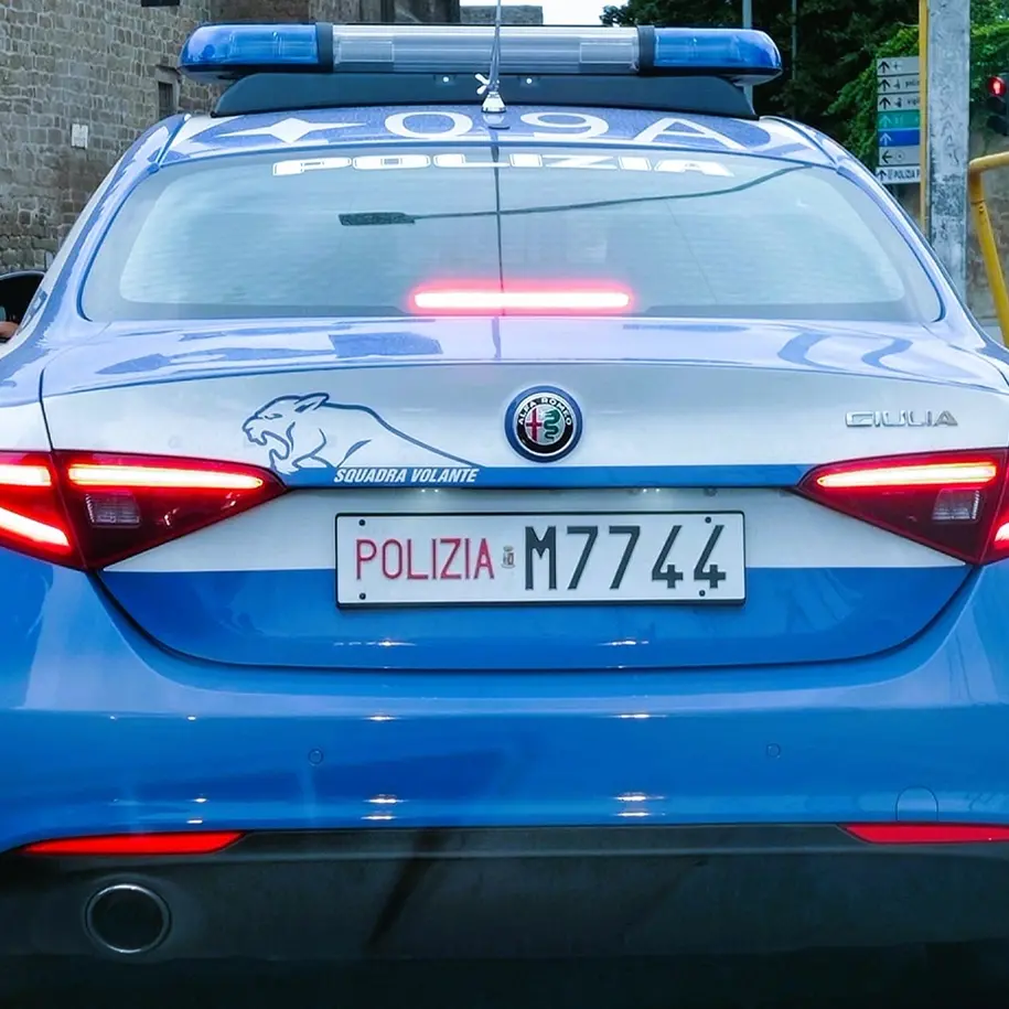Viterbo: prende a bastonate una passante e un poliziotto