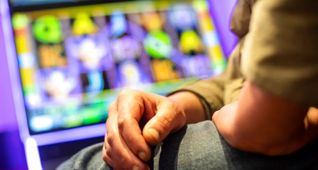 Dipendenza dal gioco d’azzardo, quattro incontri con gli anziani