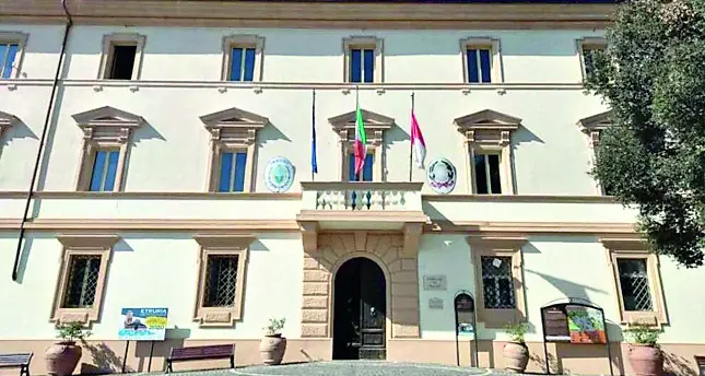 Protesta del Pd per il cantiere in piazza Vecchia. Replica la sindaca: «Intervento necessario e strategico»