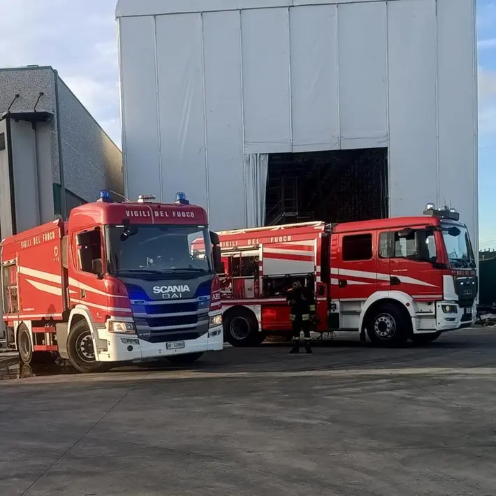 Bombola di acetilene prende fuoco in un capannone