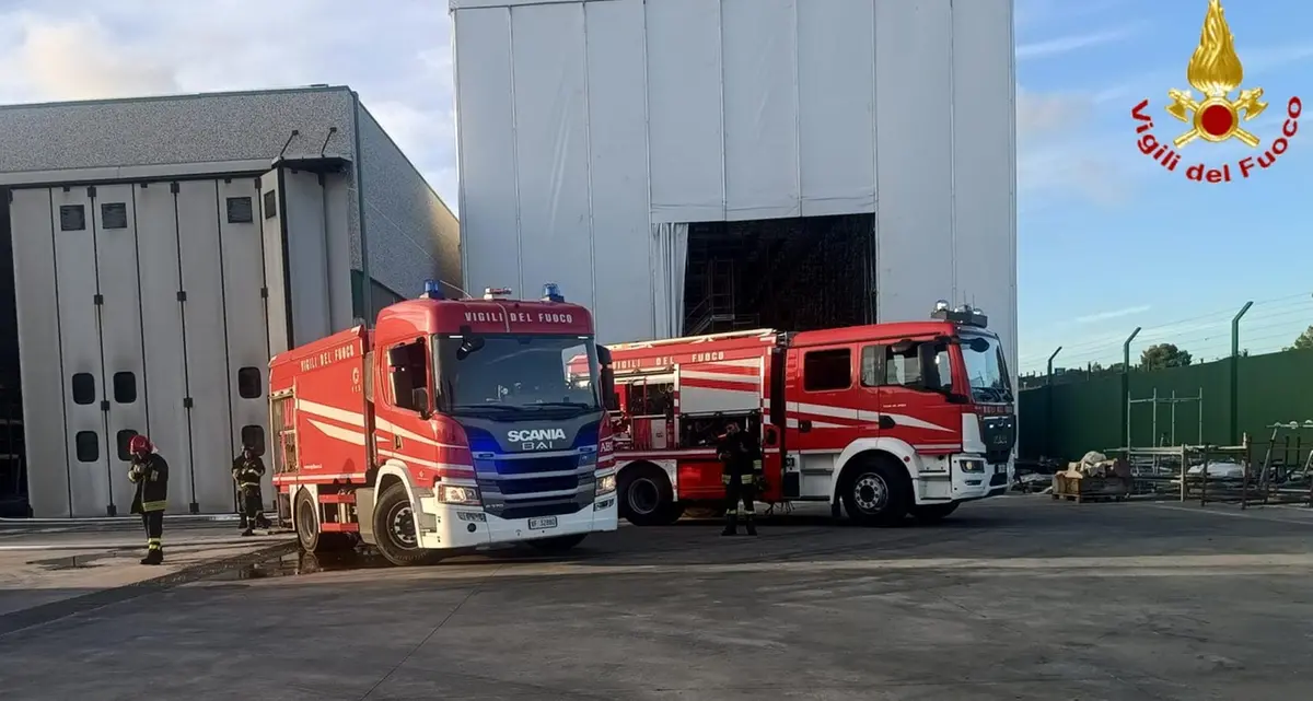 Bombola di acetilene prende fuoco in un capannone