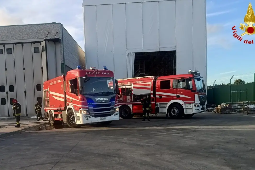 Bombola di acetilene prende fuoco in un capannone