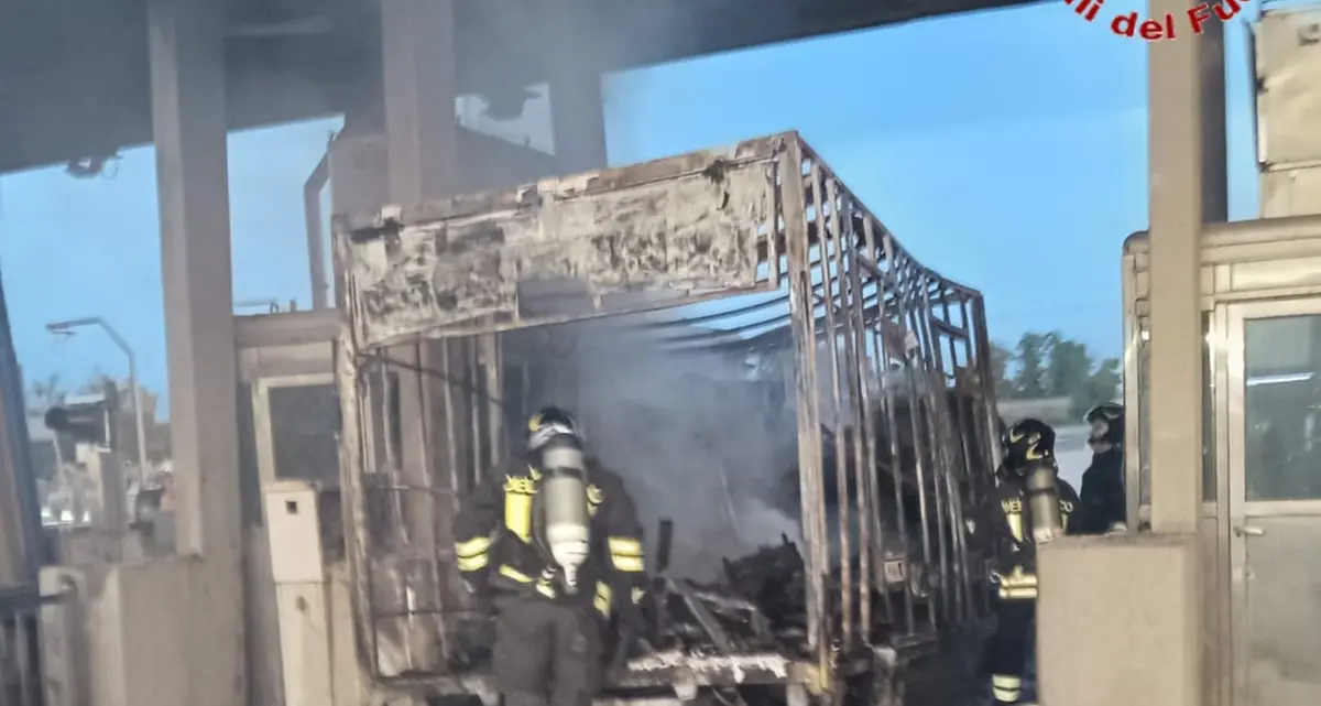 Il furgone in fiamme sull’A12 a Maccarese era pieno di droga