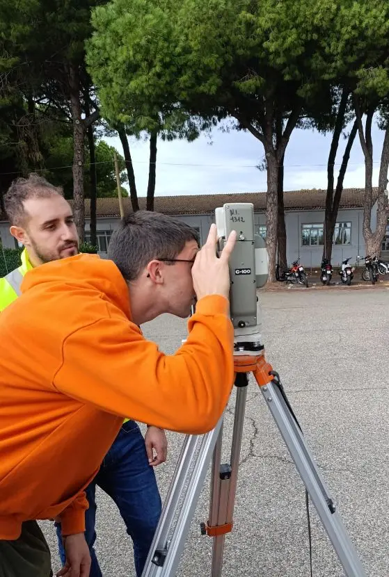 Cardarelli Tarquinia, gli studenti dell’indirizzo Costruzioni, ambiente e territorio (Cat) imparano ad utilizzare i droni