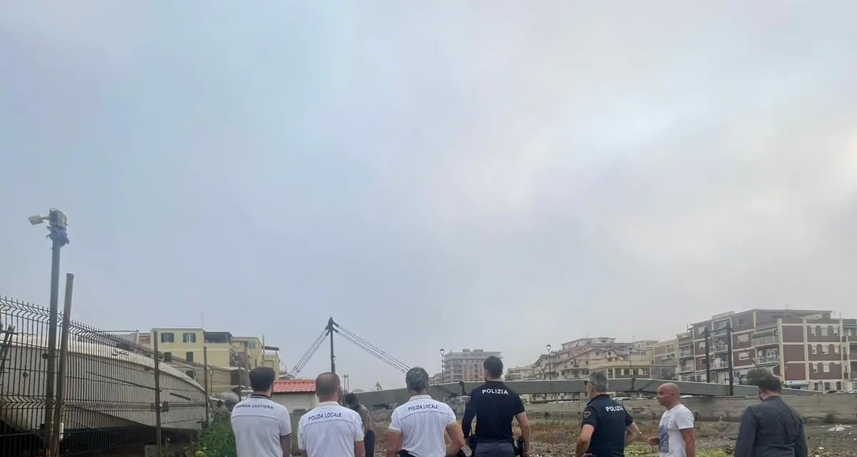 Falò e degrado in spiaggia: scatta il blitz