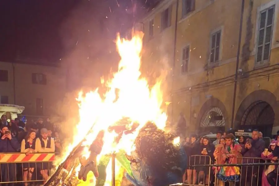 Con il rogo del Puccio cala il sipario sul Carnevale