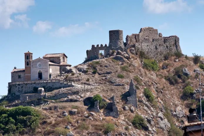 Alla scoperta di Tolfa: oggi trekking urbano con La Rocca