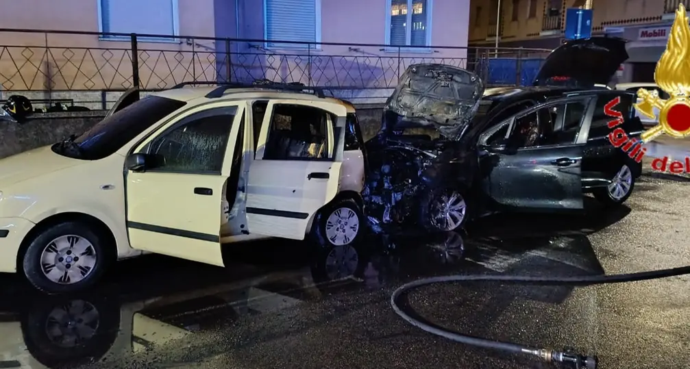 Auto in fiamme in via Achille Montanucci