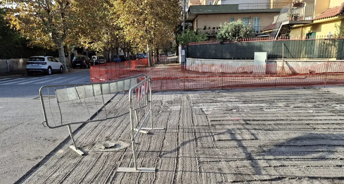 Dopo gli alberi tagliati, il tracciato ricancellato: la ciclabile è indigesta