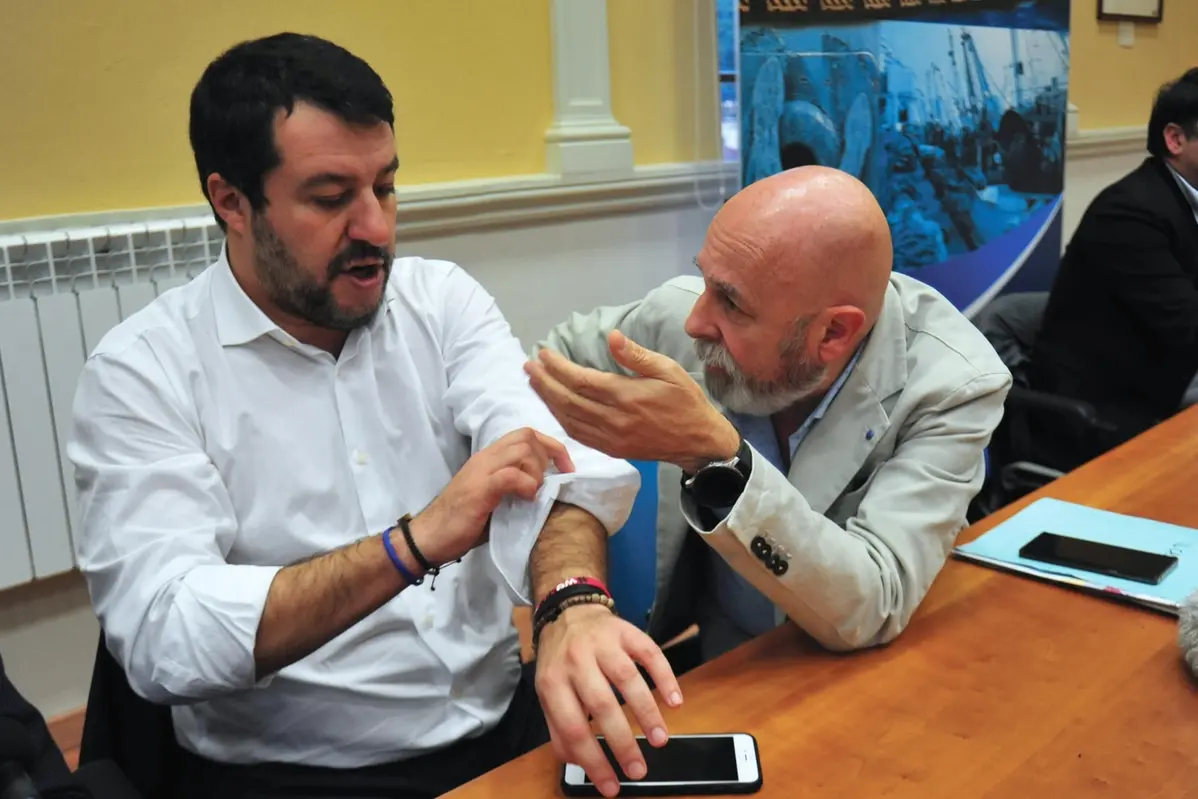 <p>Ernesto Tedesco con Matteo Salvini</p>\\n