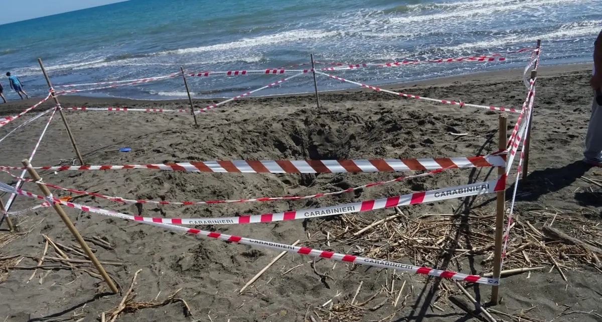 Diciassettenne morto soffocato sotto la sabbia a Montalto, il papà: “Non ha gridato”