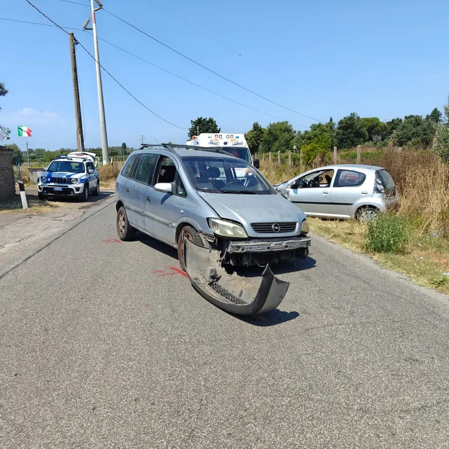 Schianto frontale in via di Zambra: 25enne in ospedale