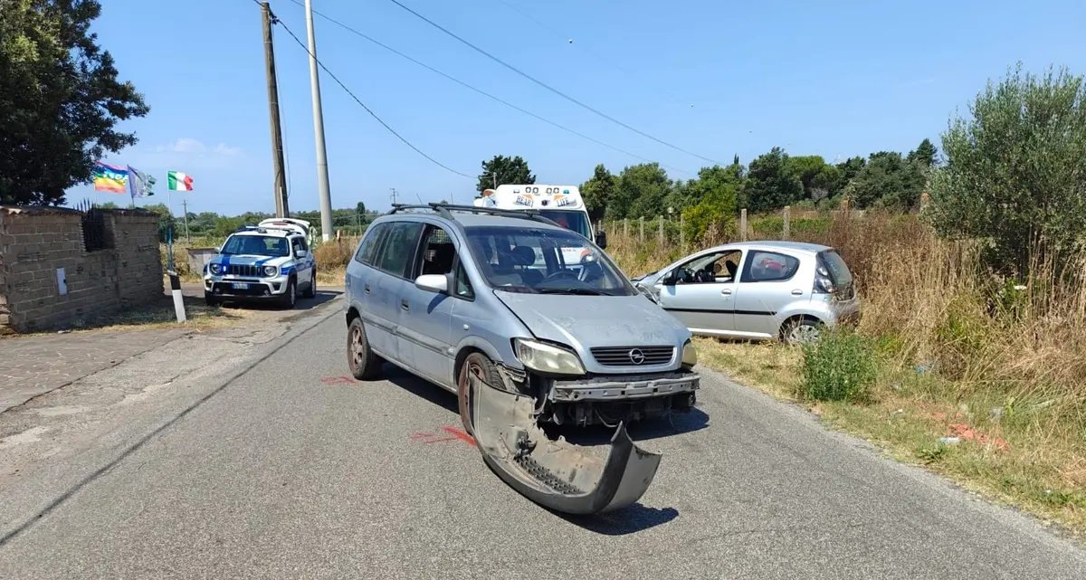 Schianto frontale in via di Zambra: 25enne in ospedale