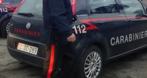 Tenta il suicidio inalando gas di scarico: salvato dai carabinieri