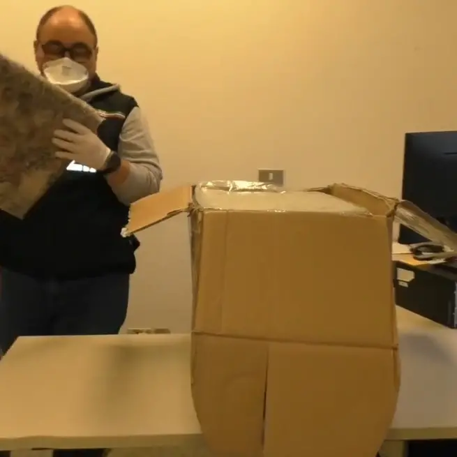 Si fa consegnare biancheria intrisa di droga