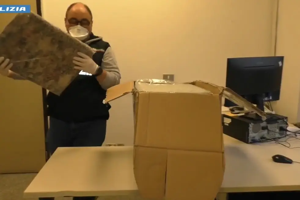 Si fa consegnare biancheria intrisa di droga