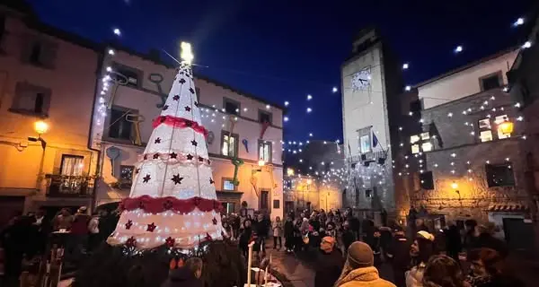 Il borgo sospeso si veste a festa